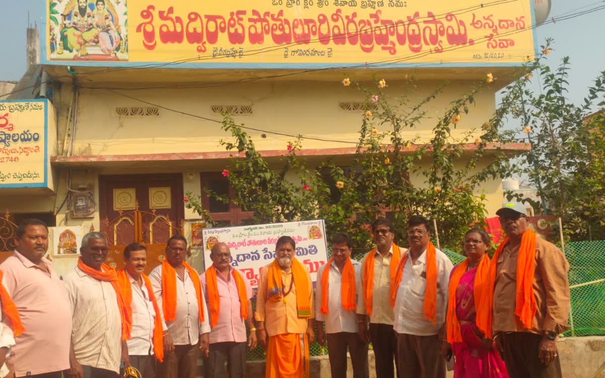 The same group photographed under the painted board carrying the Samithi&rsquo;s name