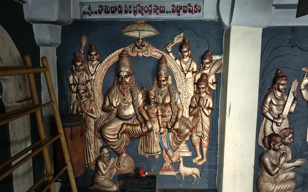 A wall of carved panels showing scenes from the Swamy&rsquo;s life