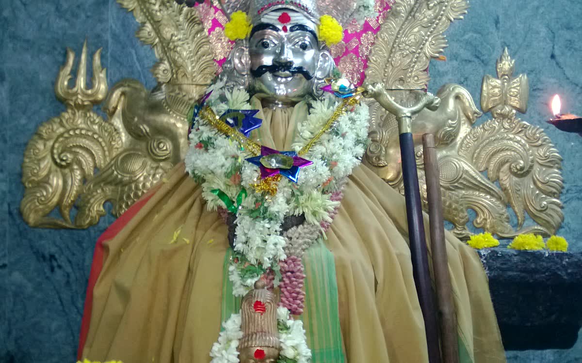 A garlanded idol of Sri Veerappayya in a shrine